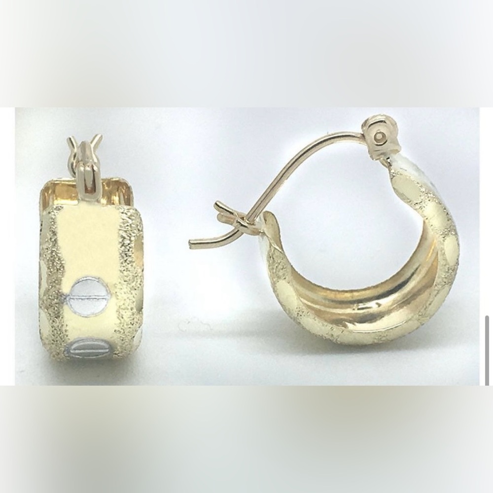 Theta Design 14k Yellow Gold
Hoop Earrings